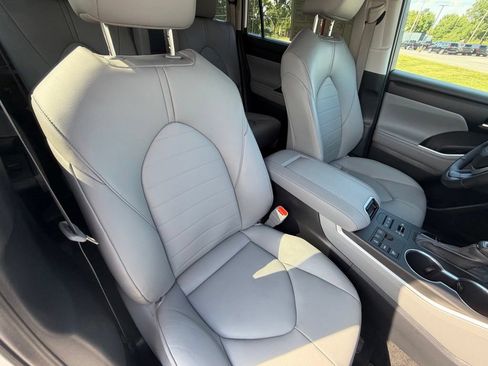 Used 2024 Toyota Highlander XLE AWD/4WD image 47