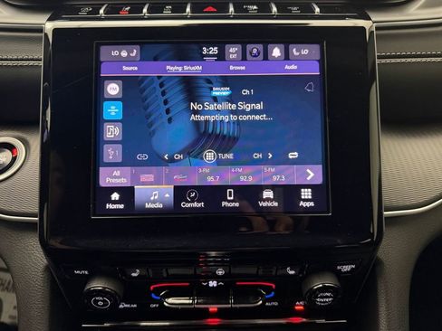Used 2025 Jeep Grand Cherokee Altitude AWD/4WD image 24