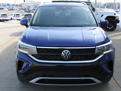 Certified 2023 Volkswagen Taos SE w/ Panoramic Sunroof Package image 2