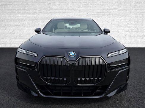 Used 2025 BMW 750e xDrive image 2