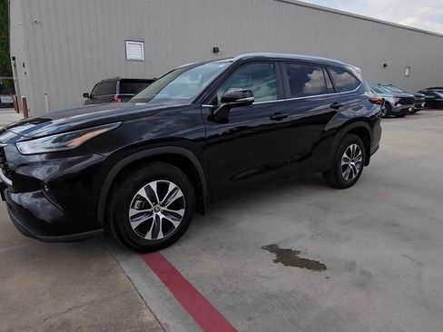Used 2023 Toyota Highlander XLE AWD/4WD image 7