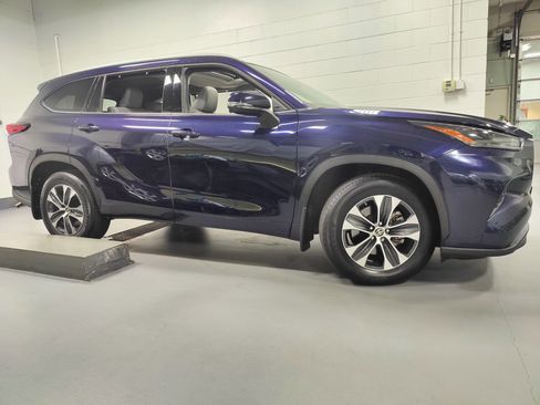 Used 2022 Toyota Highlander XLE image 3