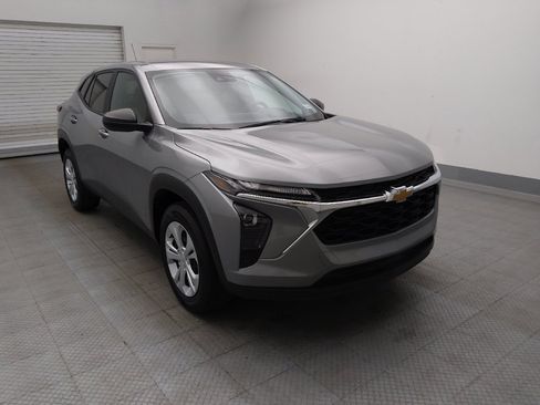 Used 2025 Chevrolet Trax LS FWD image 13