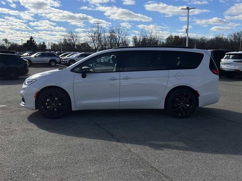 New 2026 Chrysler Pacifica Limited image 5