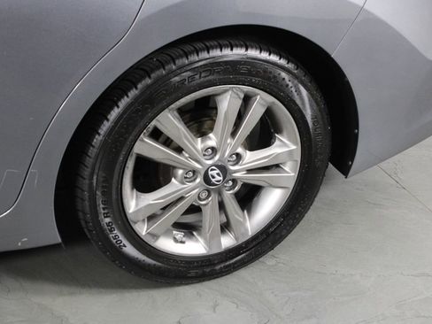 Used 2017 Hyundai Elantra SE image 11