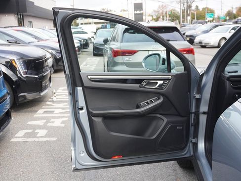 Used 2022 Porsche Macan image 23