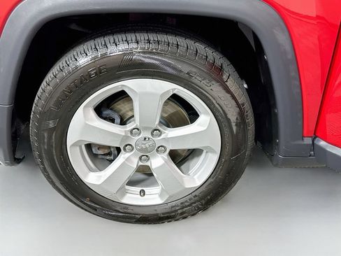 Used 2019 Jeep Compass Latitude FWD image 30