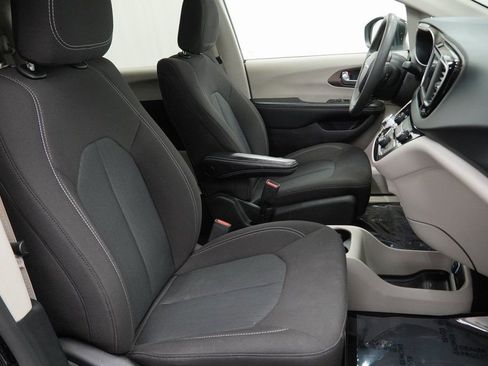 Used 2023 Chrysler Voyager LX image 42