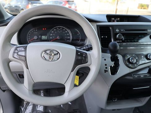 Used 2011 Toyota Sienna LE AWD/4WD image 23