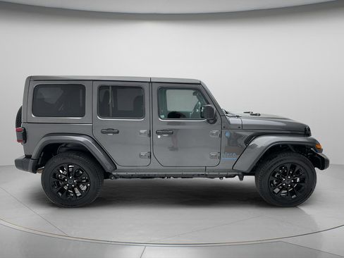 Used 2025 Jeep Wrangler Unlimited Sahara w/ Safety Group AWD/4WD image 4