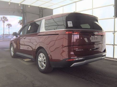 Used 2024 Kia Carnival LX image 4
