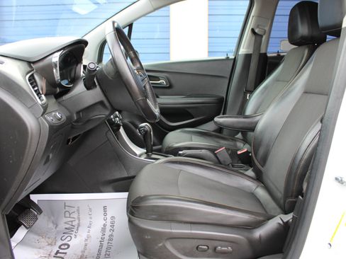 Used 2021 Chevrolet Trax LT w/ LT Convenience Package image 14