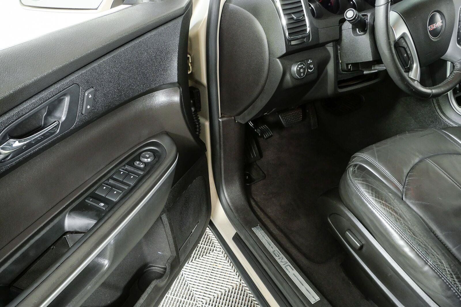 Used 2008 GMC Acadia SLT w/ Convenience Package FWD image 8