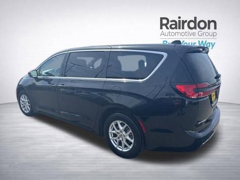 Used 2023 Chrysler Pacifica Touring-L FWD image 5