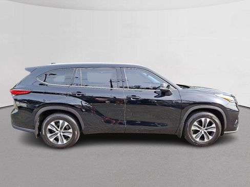 Used 2021 Toyota Highlander XLE image 12