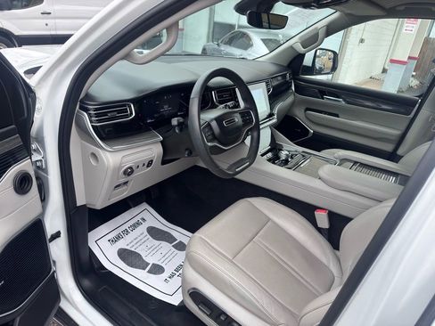 Used 2022 Jeep Wagoneer Series II w/ Flexible Seating Group image 15