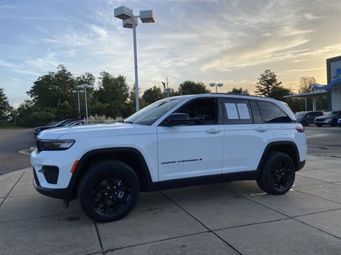 Used 2024 Jeep Grand Cherokee Altitude RWD image 6