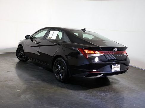 Used 2023 Hyundai Elantra SEL FWD image 2