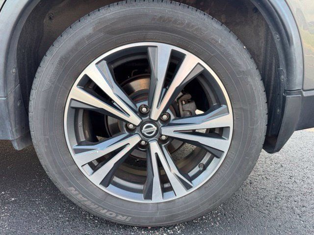 Used 2017 Nissan Rogue SL w/ SL Premium Package FWD image 11