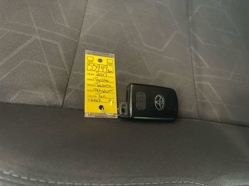 Used 2017 Toyota Tacoma TRD Sport w/ Tow Package (A/T) image 26