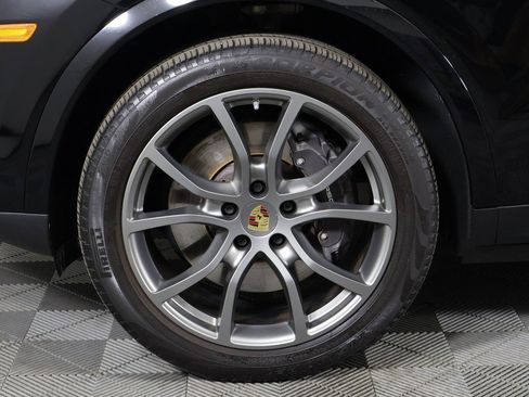 Used 2023 Porsche Cayenne Platinum Edition image 26