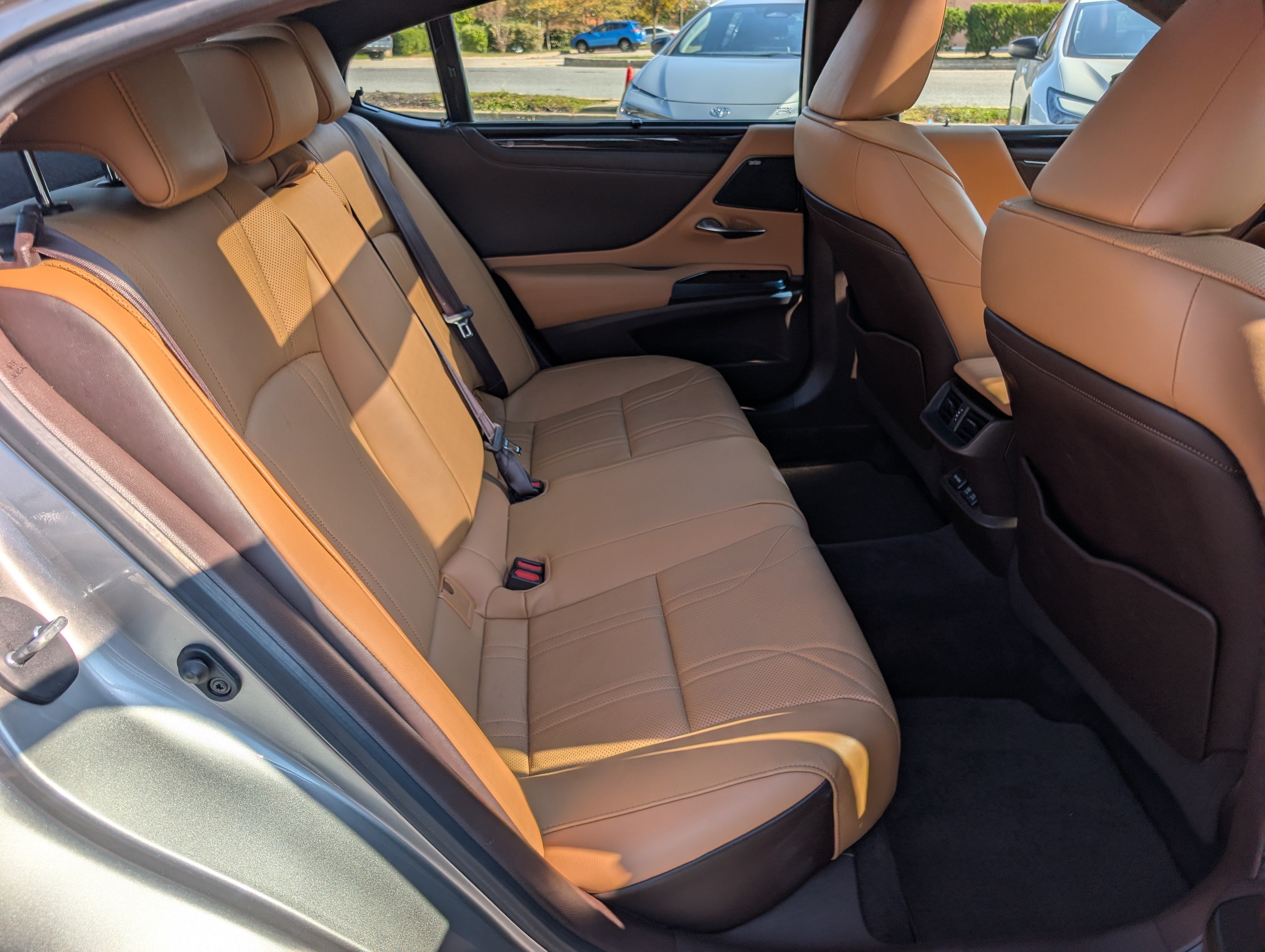 Used 2020 Lexus ES 350 Ultra Luxury w/ Accessory Package 2 FWD image 12