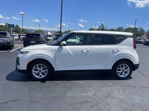 Certified 2022 Kia Soul LX w/ Technology Package FWD image 3