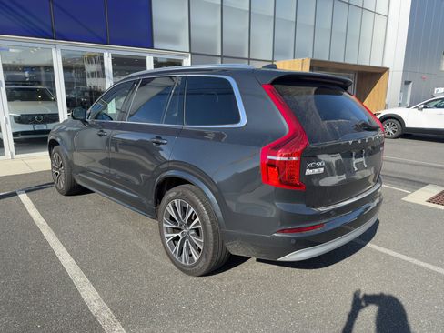 Certified 2022 Volvo XC90 T6 Momentum w/ Climate Package image 4
