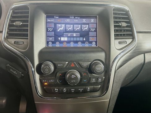 Used 2020 Jeep Grand Cherokee Laredo AWD/4WD image 23
