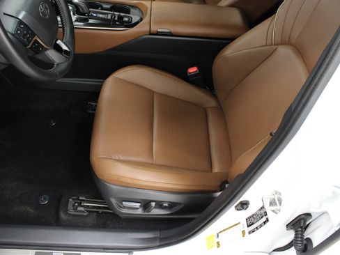 Used 2025 Toyota Crown Signia w/ Advanced Technology Package AWD/4WD image 15