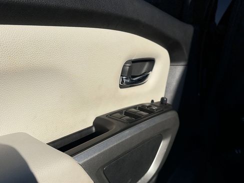 Used 2024 Nissan Titan SV w/ SV Convenience Package image 29