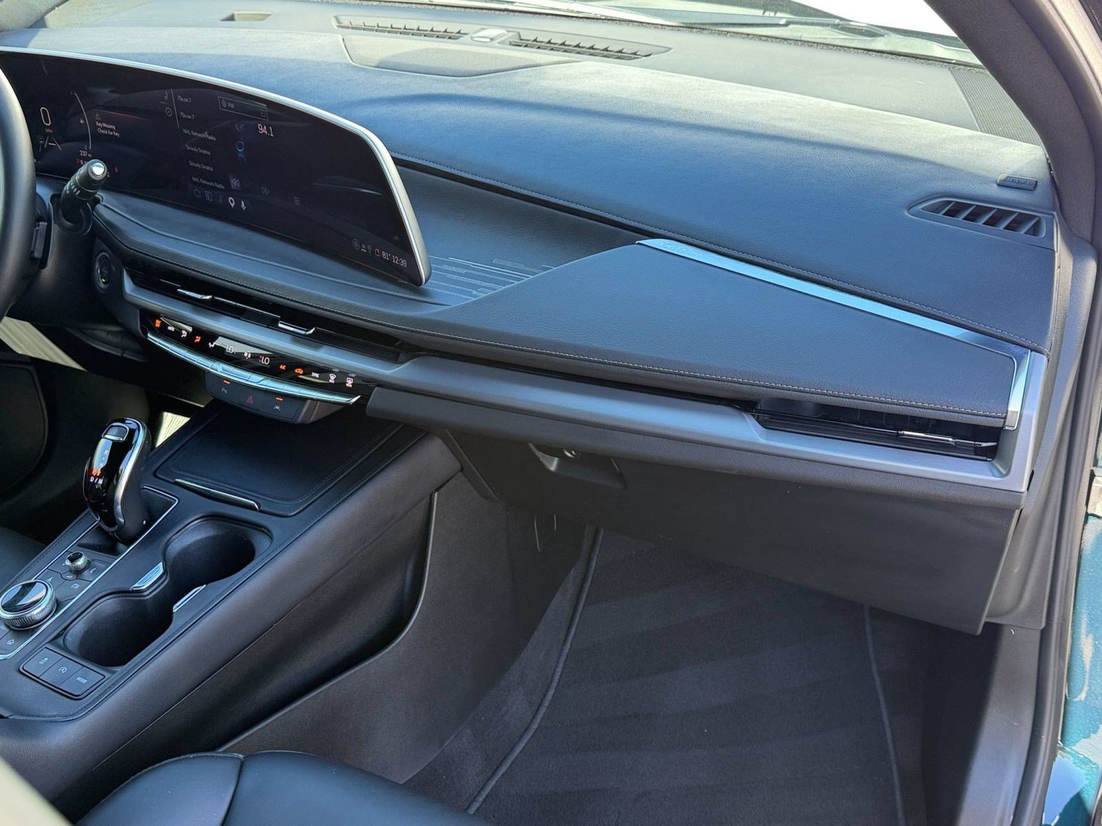 Used 2025 Cadillac XT4 Premium Luxury FWD image 29