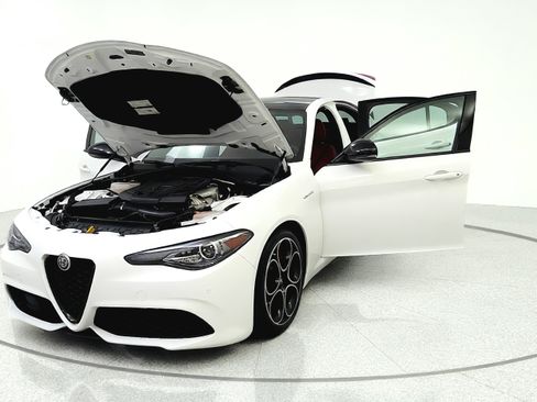 Used 2023 Alfa Romeo Giulia Veloce RWD image 10