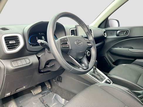 Used 2023 Hyundai Venue Limited FWD image 9