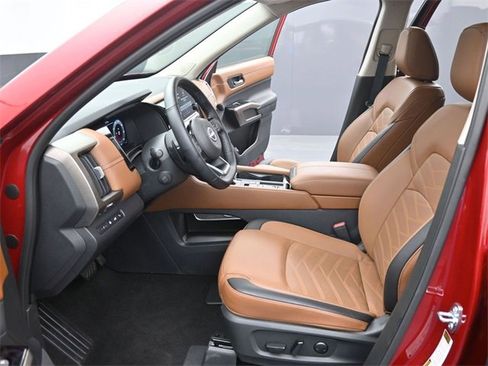 Used 2025 Nissan Pathfinder Platinum image 27