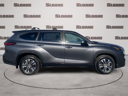 Used 2023 Toyota Highlander XLE image 6