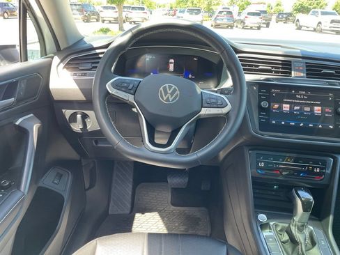 Used 2024 Volkswagen Tiguan SE w/ Panoramic Sunroof Package AWD/4WD image 13