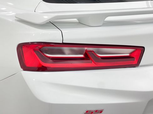 Used 2018 Chevrolet Camaro SS RWD image 34