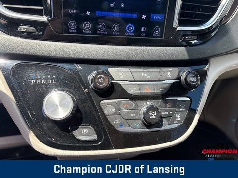 Used 2017 Chrysler Pacifica Touring-L Plus FWD image 37