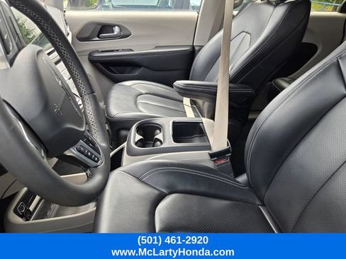 Used 2023 Chrysler Pacifica Touring-L FWD image 7