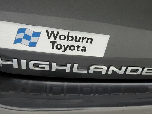 Used 2023 Toyota Highlander XLE AWD/4WD image 35