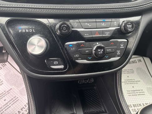 Used 2025 Chrysler Pacifica Limited FWD image 27