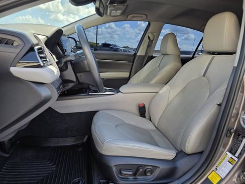 Used 2024 Toyota Camry XLE FWD image 13
