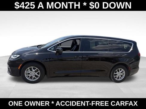 Used 2025 Chrysler Pacifica Select FWD image 2