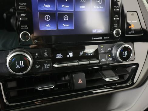 Used 2020 Toyota Highlander LE AWD/4WD image 39
