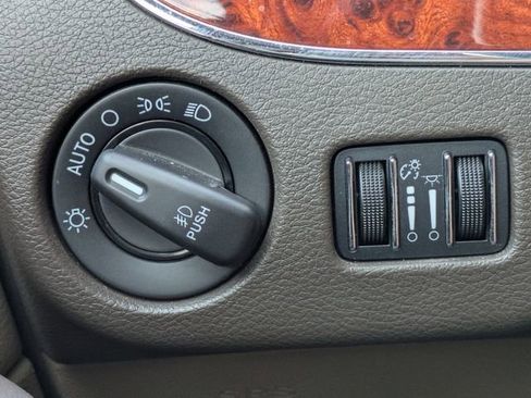 Used 2014 Chrysler Town & Country Touring image 20