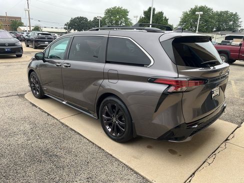 Used 2021 Toyota Sienna XSE w/ XSE Plus Package image 6