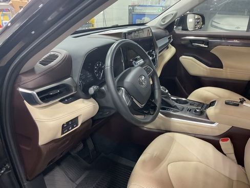 Used 2020 Toyota Highlander Limited image 9