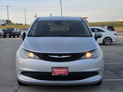 Used 2023 Chrysler Voyager LX image 2