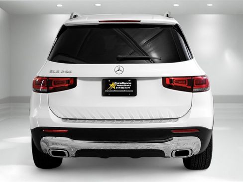 Used 2021 Mercedes-Benz GLB 250 w/ Premium Package image 9